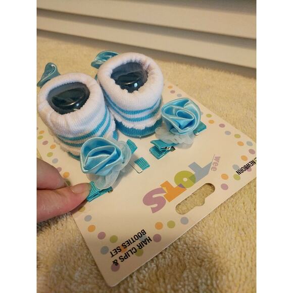 Wee Tots Newborn Blue and White Hair Clips And Booties Socks Pair Set NWT - Picture 4 of 8